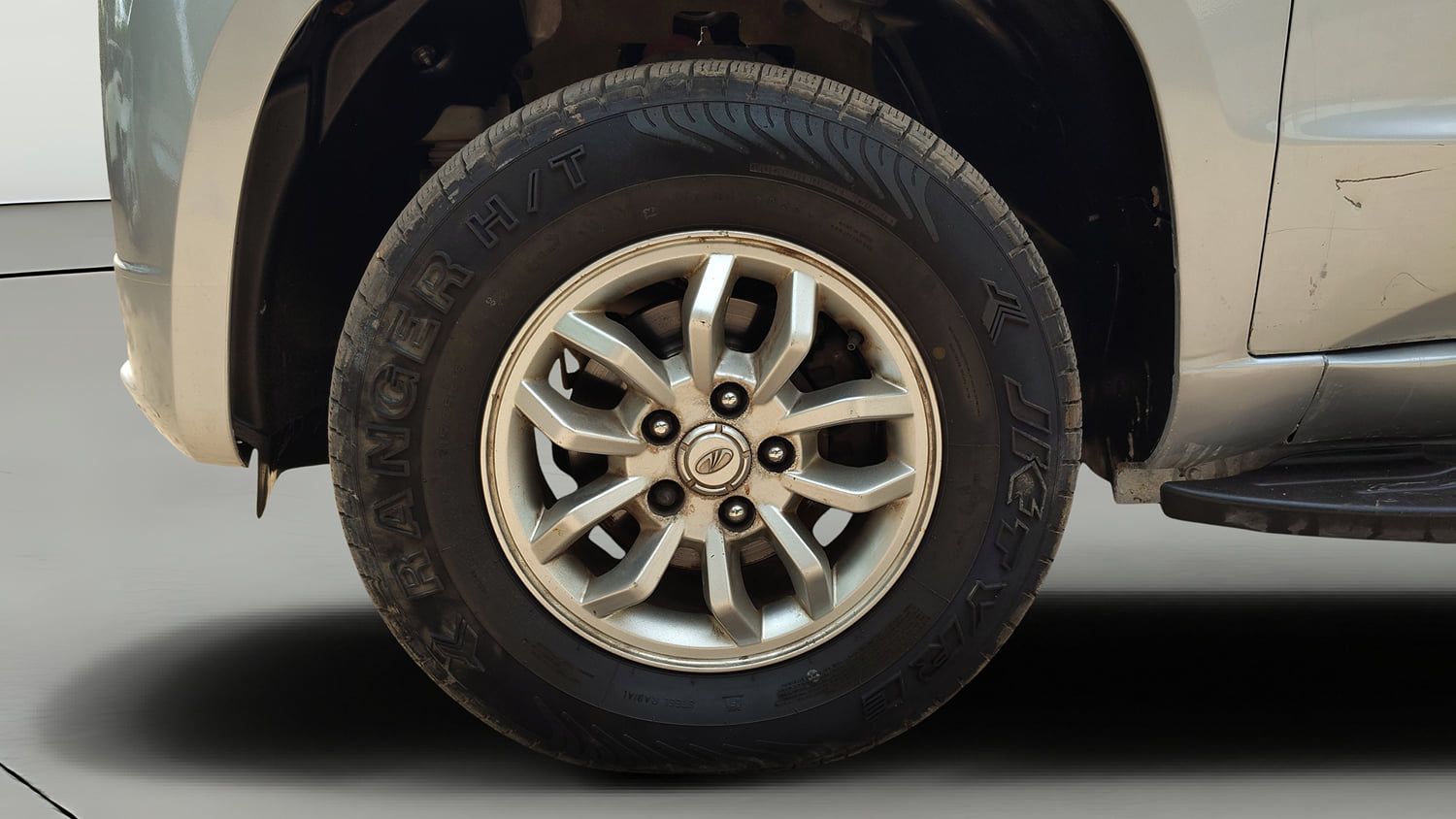 Used 2017 Mahindra TUV300 T8 mHAWK100 Diesel Manual tyres LEFT FRONT TYRE RIM VIEW