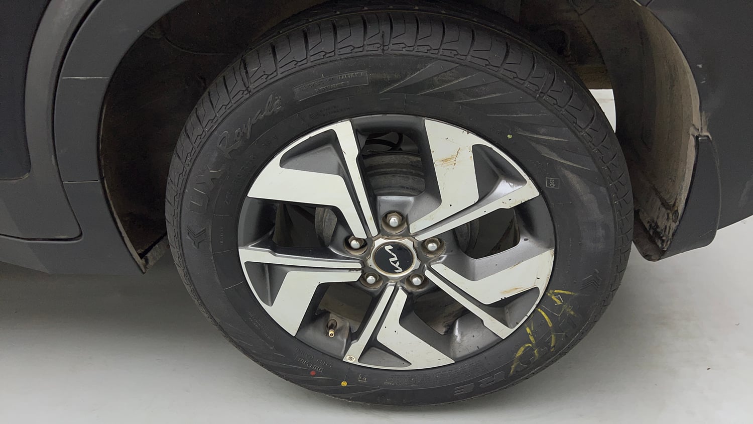 Used 2021 Kia Sonet HTX 1.0 iMT Petrol Manual tyres LEFT REAR TYRE RIM VIEW