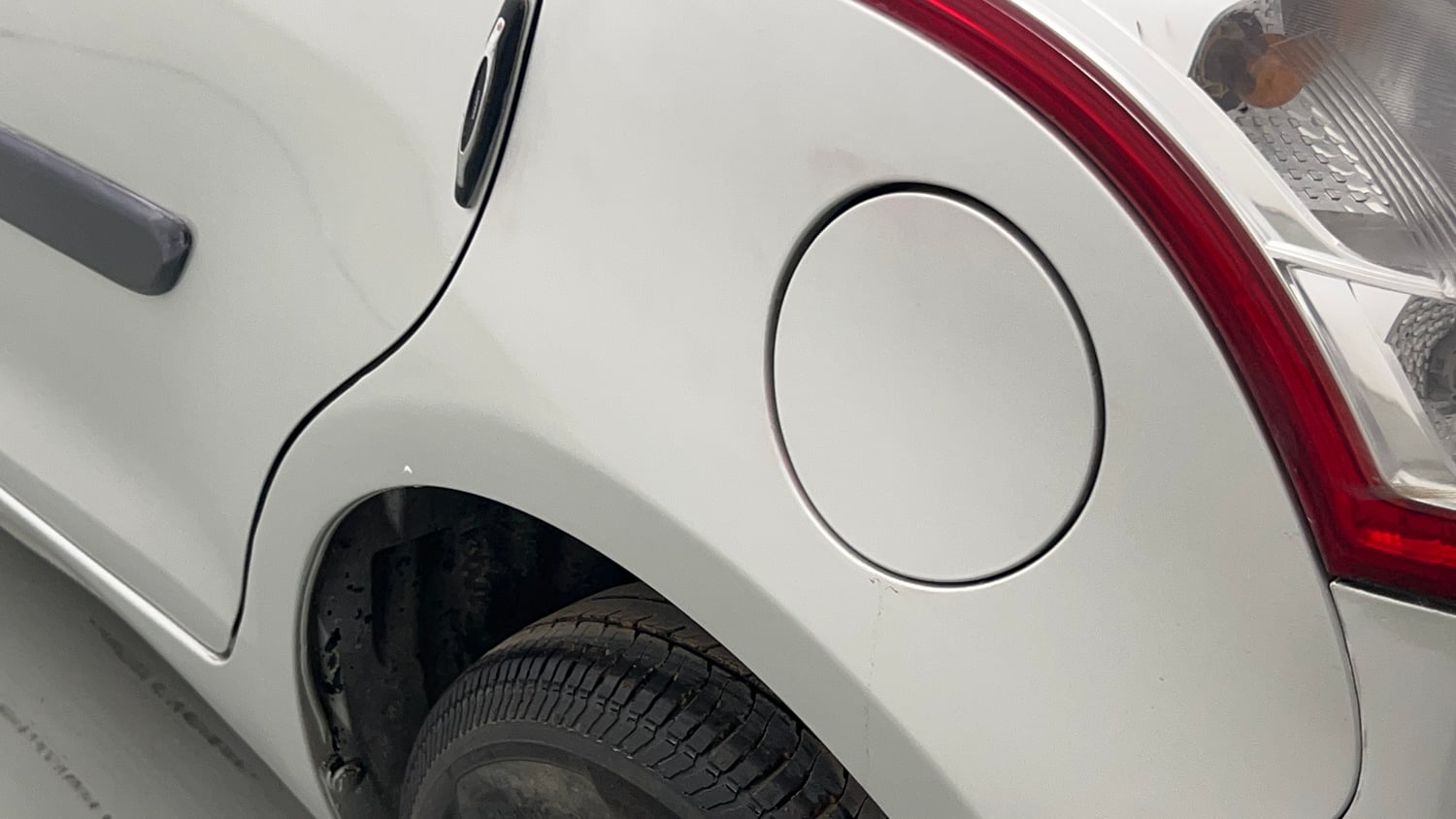 Used 2017 Maruti Suzuki Swift Lxi (O) Petrol Manual dents MINOR SCRATCH