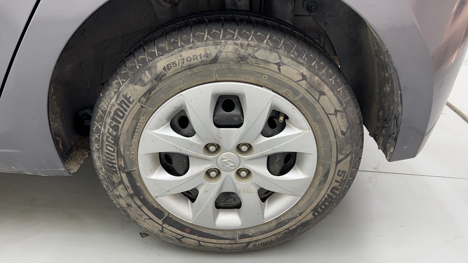 Used 2015 Hyundai Elite i20 Sportz 1.2 Petrol Manual tyres LEFT REAR TYRE RIM VIEW