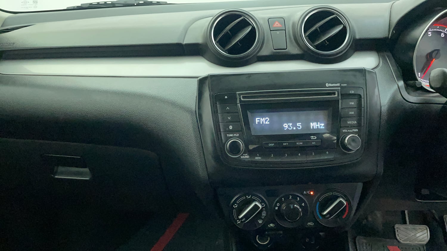 Used 2019 Maruti Suzuki Swift VXi AMT Petrol Automatic interior MUSIC SYSTEM & AC CONTROL VIEW