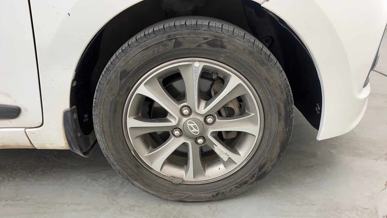 Used 2014 Hyundai Grand i10 Asta 1.2 Kappa VTVT (O) Petrol Manual tyres RIGHT FRONT TYRE RIM VIEW