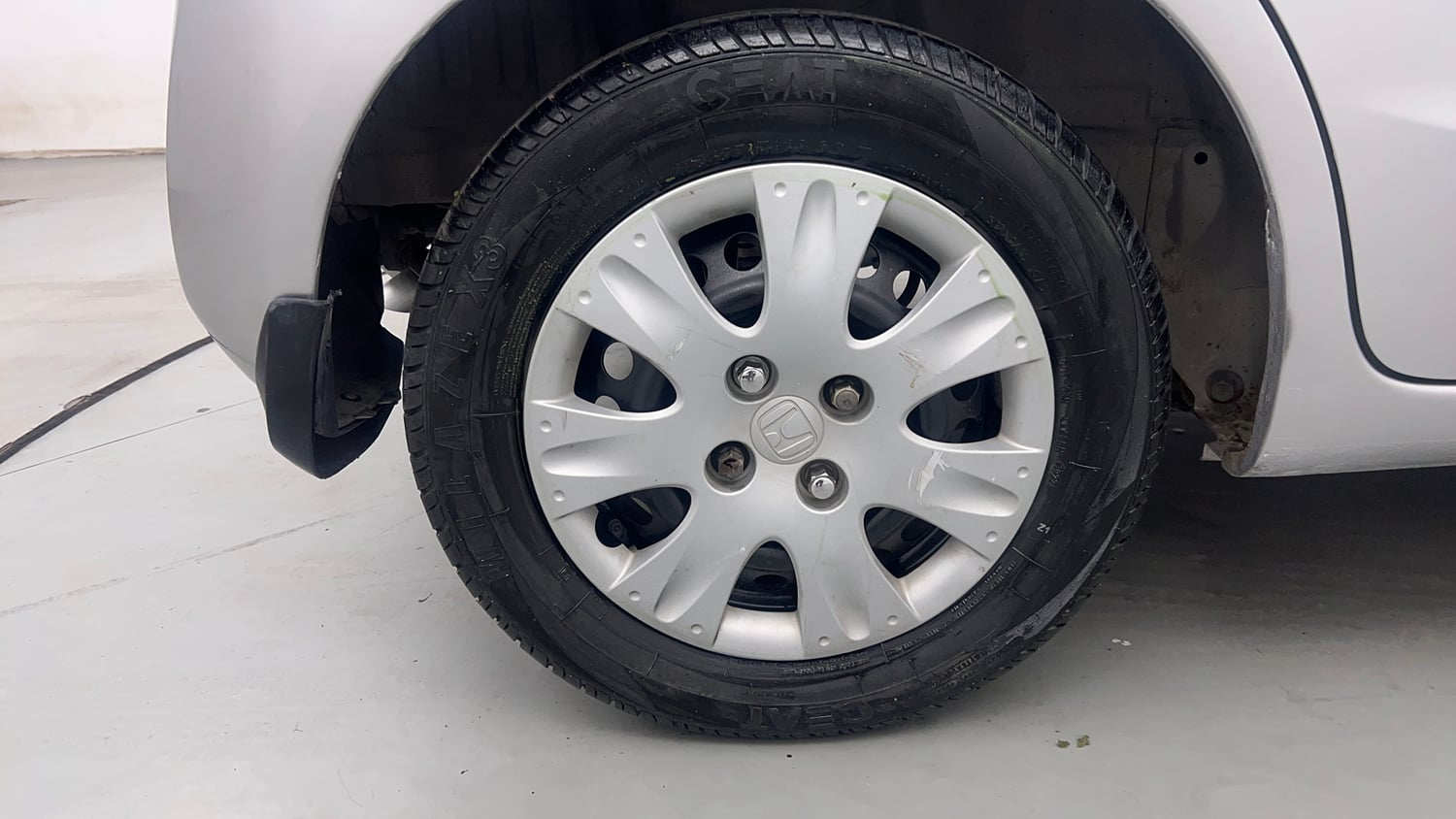 Used 2013 Honda Brio S MT Petrol Manual tyres RIGHT REAR TYRE RIM VIEW