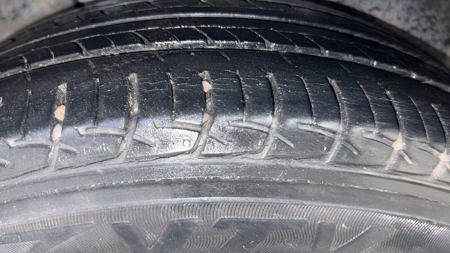 Used 2016 Maruti Suzuki Ertiga ZXI Petrol Manual tyres RIGHT REAR TYRE TREAD VIEW