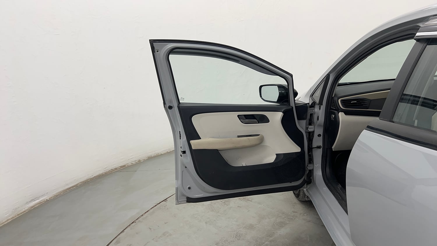 Used 2025 Tata Altroz Accomplished S CNG 5MT Cng Manual interior LEFT FRONT DOOR OPEN VIEW