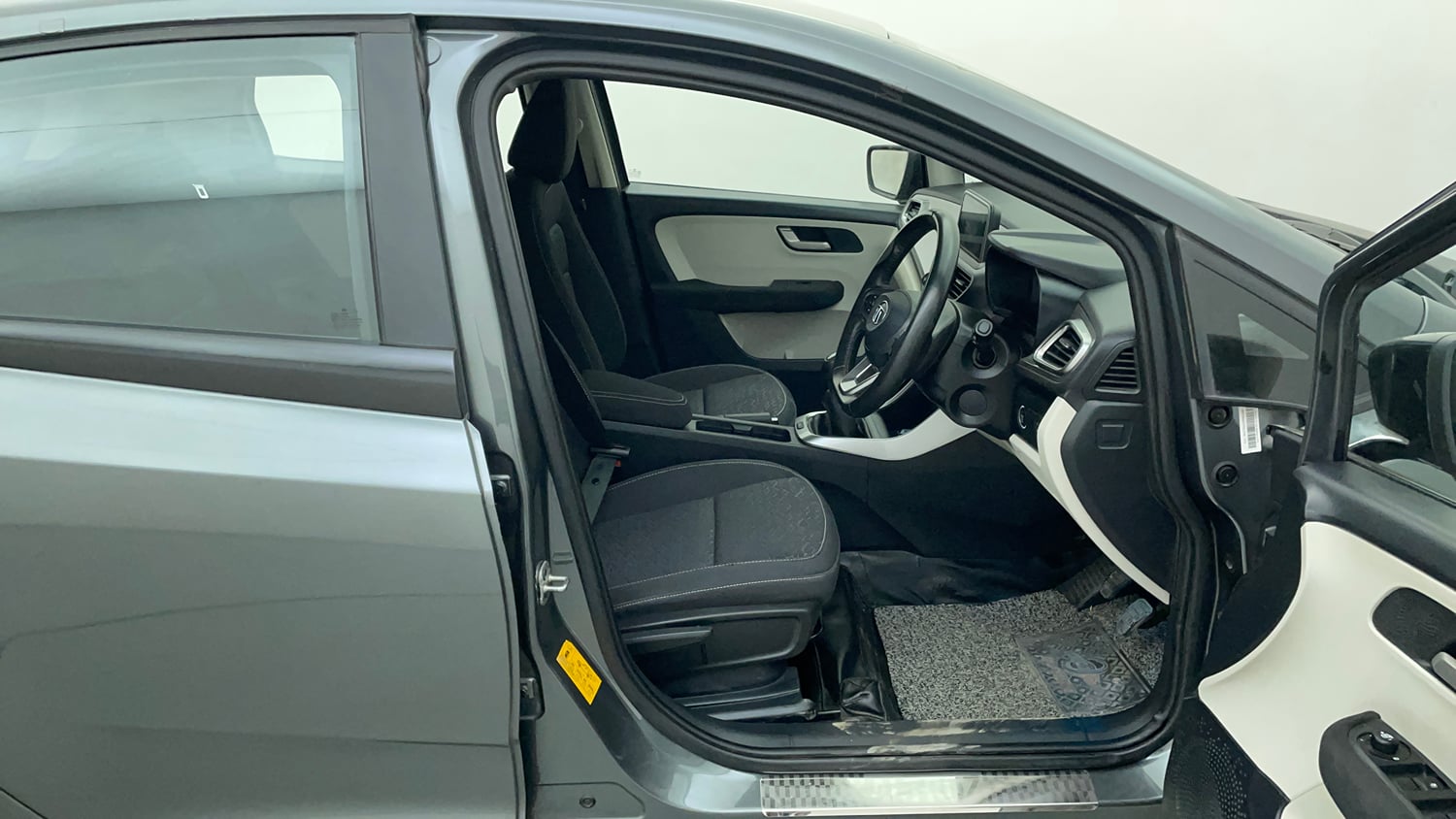 Used 2023 Tata Altroz XZ Plus (S) Petrol Manual interior RIGHT SIDE FRONT DOOR CABIN VIEW