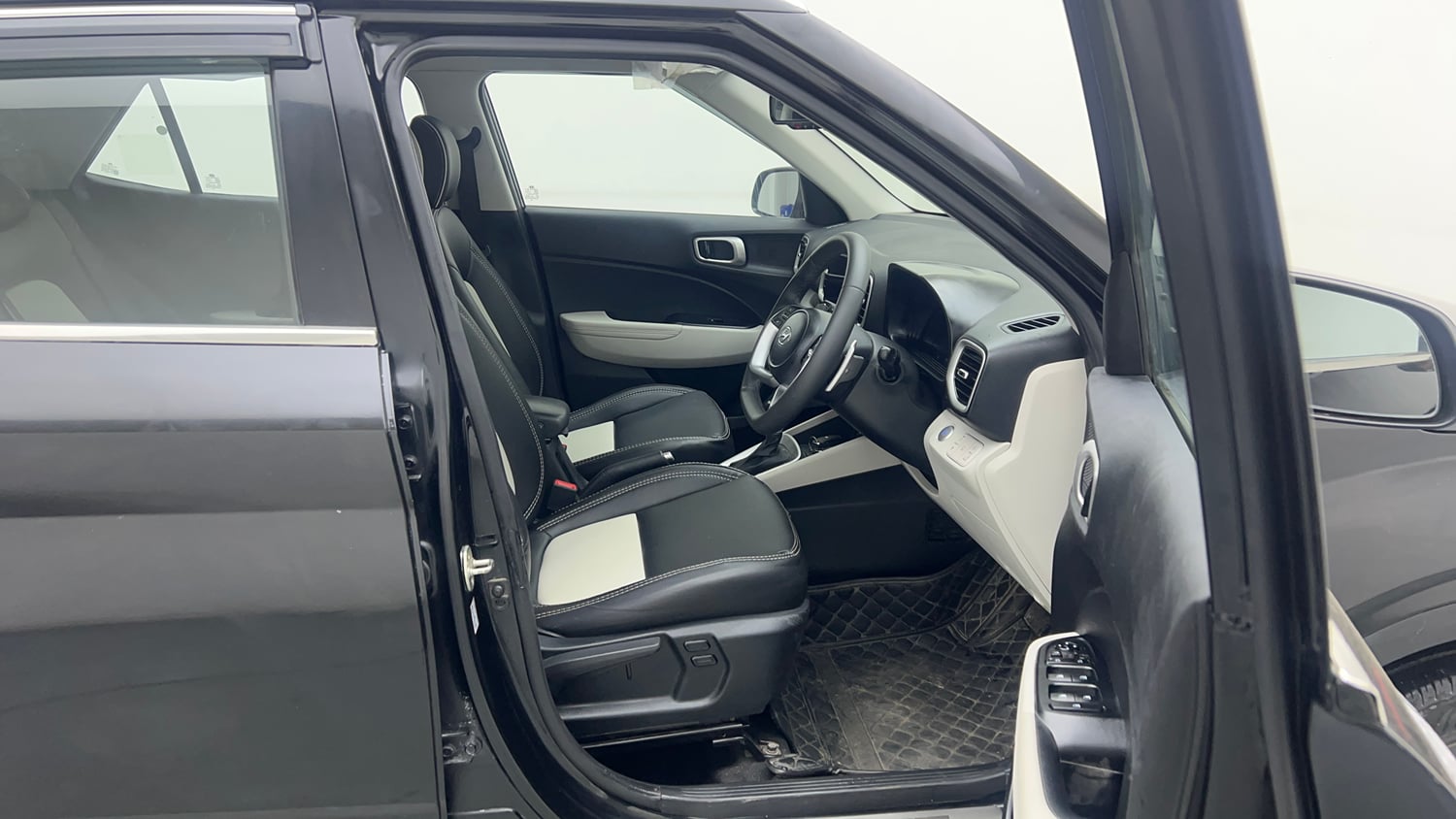 Used 2024 Hyundai Venue SX (O) 1.0 Turbo DCT Petrol Automatic interior RIGHT SIDE FRONT DOOR CABIN VIEW