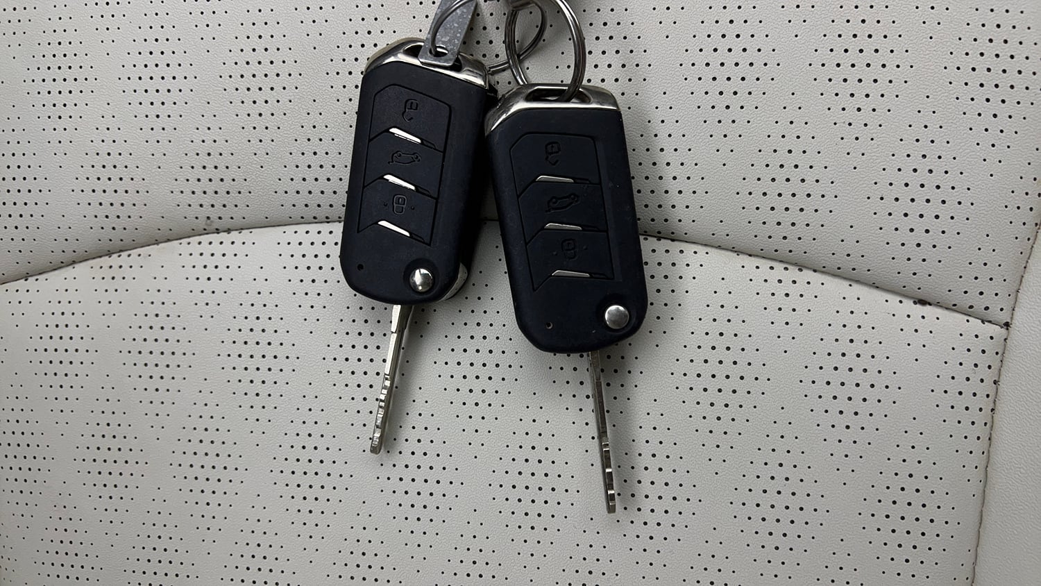 Used 2024 Mahindra XUV 3XO AX7L 1.2 Petrol AT Petrol Automatic extra CAR KEY VIEW