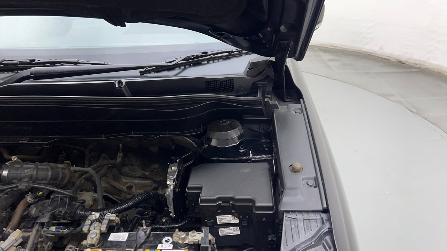 Used 2023 Maruti Suzuki Grand Vitara Zeta Smart Hybrid AT Petrol Automatic engine ENGINE LEFT SIDE HINGE & APRON VIEW