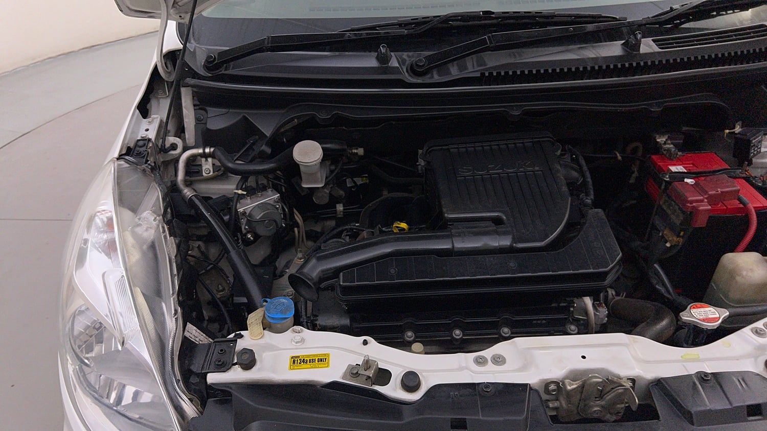 Used 2016 Maruti Suzuki Ertiga ZXI Petrol Manual engine ENGINE RIGHT SIDE HINGE & APRON VIEW