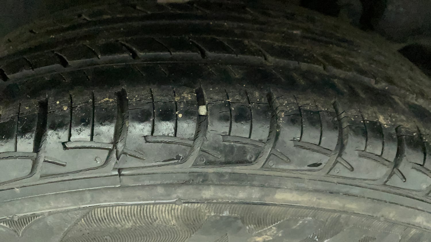 Used 2013 Maruti Suzuki Ertiga ZXi Petrol Manual tyres LEFT REAR TYRE TREAD VIEW
