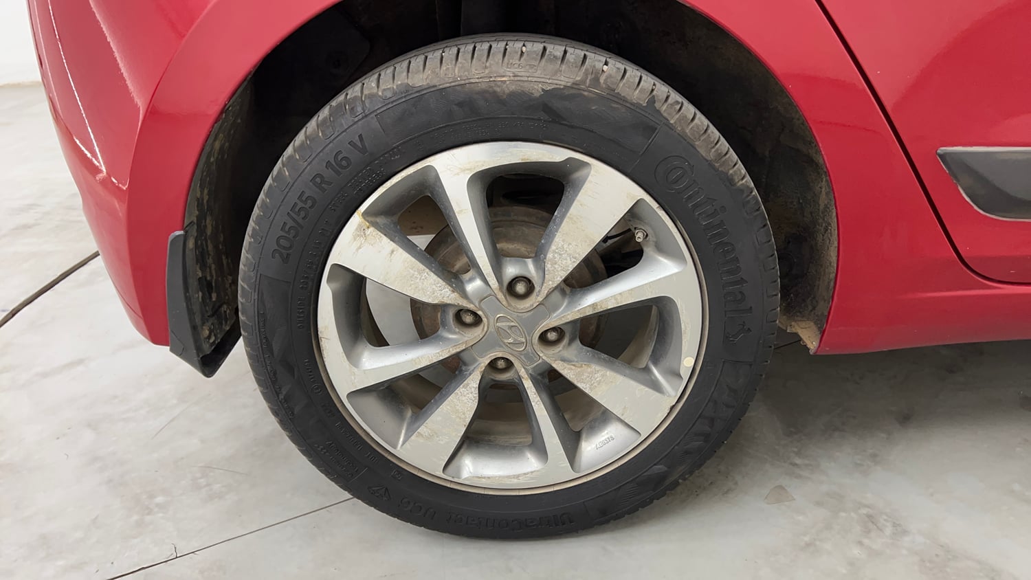 Used 2015 Hyundai Elite i20 Asta 1.2 Petrol Manual tyres RIGHT REAR TYRE RIM VIEW
