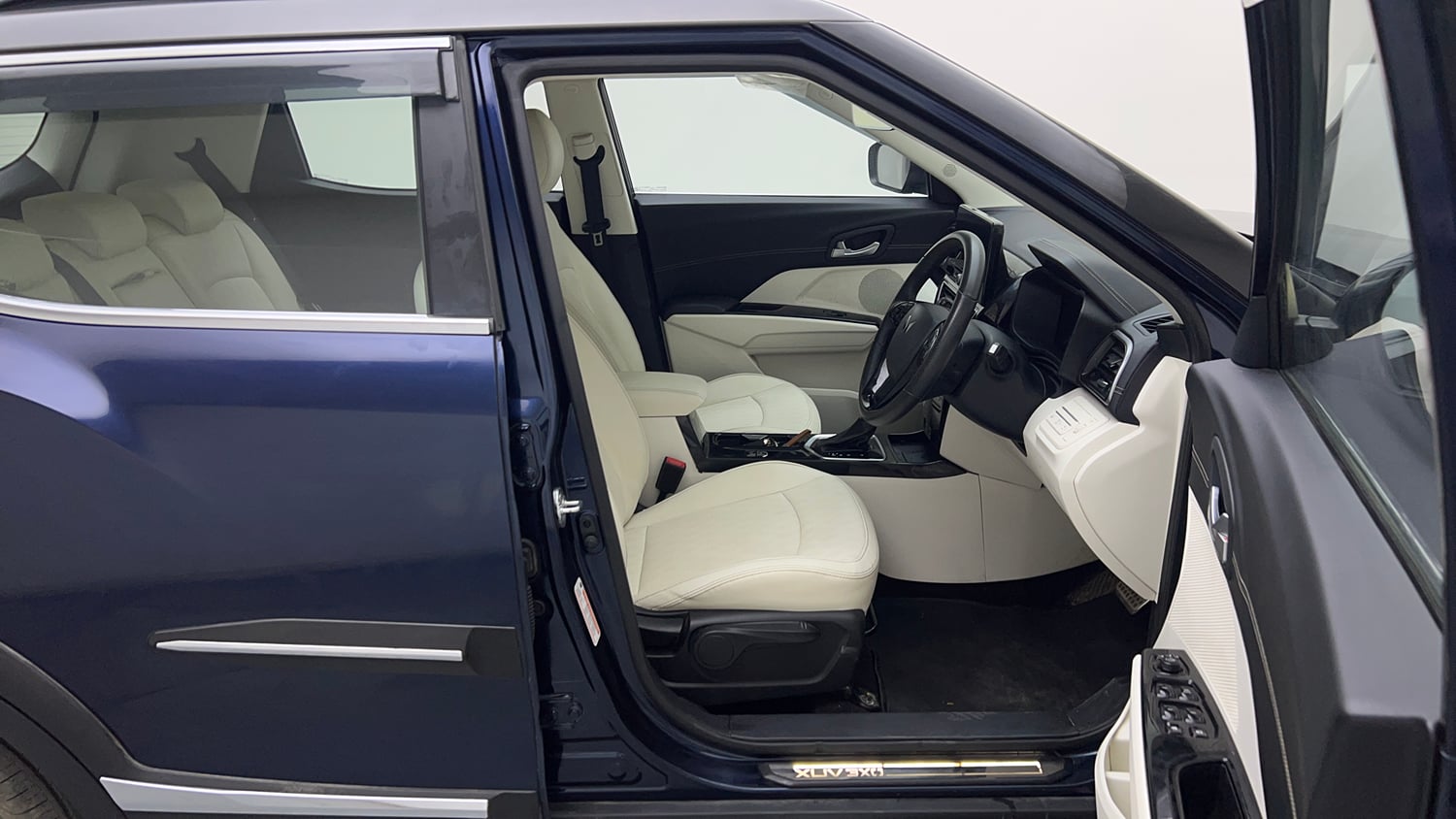 Used 2024 Mahindra XUV 3XO AX7L 1.2 Petrol AT Petrol Automatic interior RIGHT SIDE FRONT DOOR CABIN VIEW