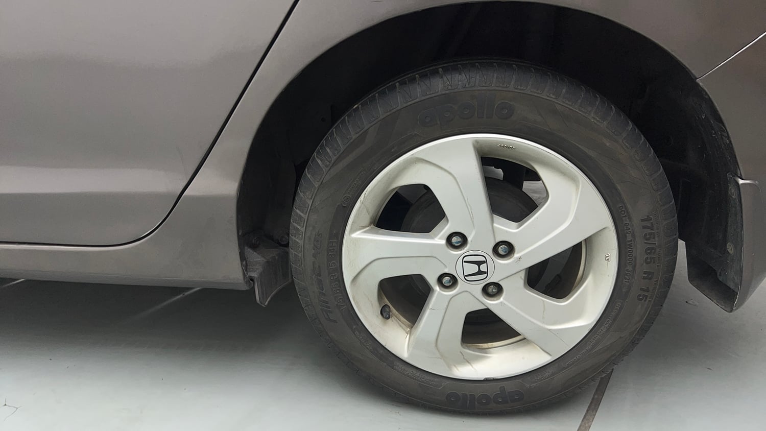 Used 2014 Honda City VX CVT Petrol Automatic tyres LEFT REAR TYRE RIM VIEW