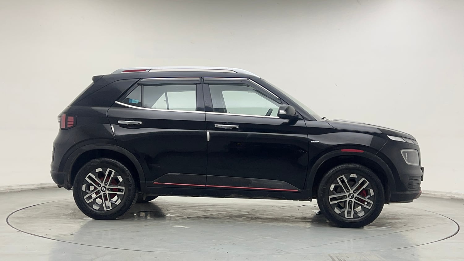 Used 2024 Hyundai Venue SX (O) 1.0 Turbo DCT Petrol Automatic exterior RIGHT SIDE VIEW