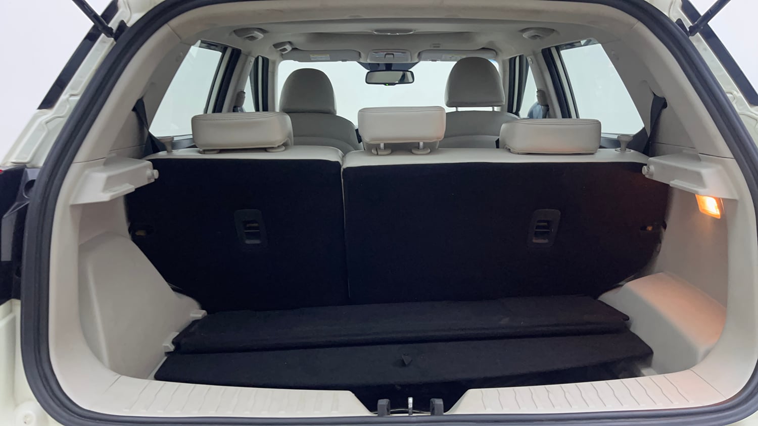 Used 2021 Mahindra XUV 300 W8 (O) 1.5 Diesel AMT Diesel Automatic interior DICKY INSIDE VIEW