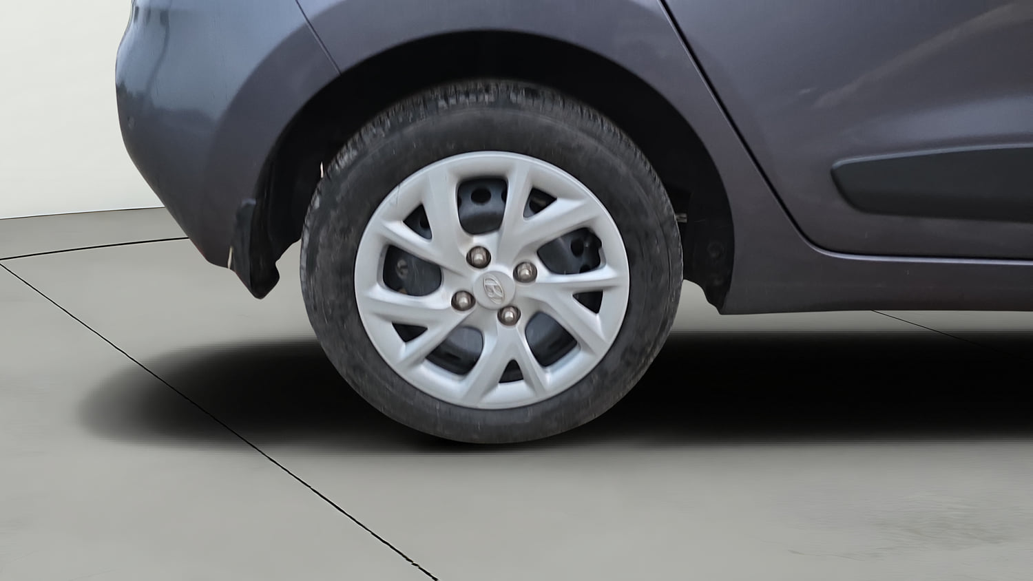 Used 2018 Hyundai Grand i10 Sportz (O) 1.2 Kappa VTVT Petrol Manual tyres RIGHT REAR TYRE RIM VIEW