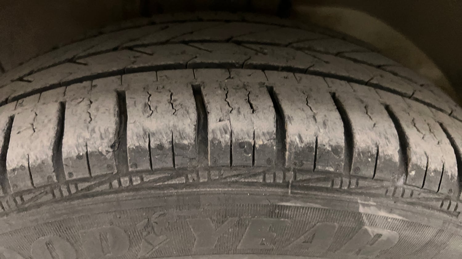 Used 2014 Ford Figo Duratec Petrol Titanium 1.2 Petrol Manual tyres LEFT FRONT TYRE TREAD VIEW