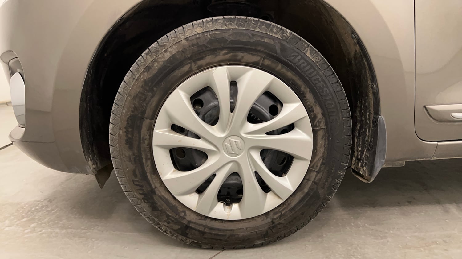 Used 2021 Maruti Suzuki Swift VXi Petrol Manual tyres LEFT FRONT TYRE RIM VIEW