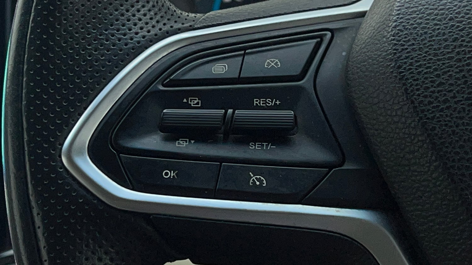 Used 2023 MG Motors Hector 1.5 Sharp CVT Dual Tone Petrol Automatic top_features Cruise control
