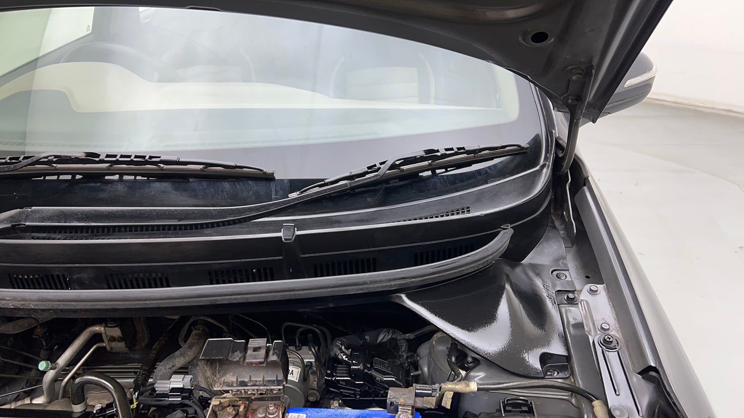 Used 2015 Hyundai Elite i20 Sportz 1.2 Petrol Manual engine ENGINE LEFT SIDE HINGE & APRON VIEW