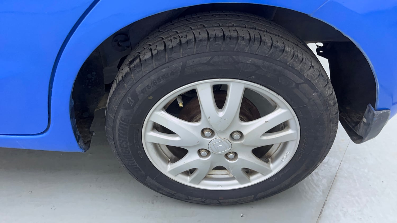 Used 2013 Honda Brio V MT Petrol Manual tyres LEFT REAR TYRE RIM VIEW