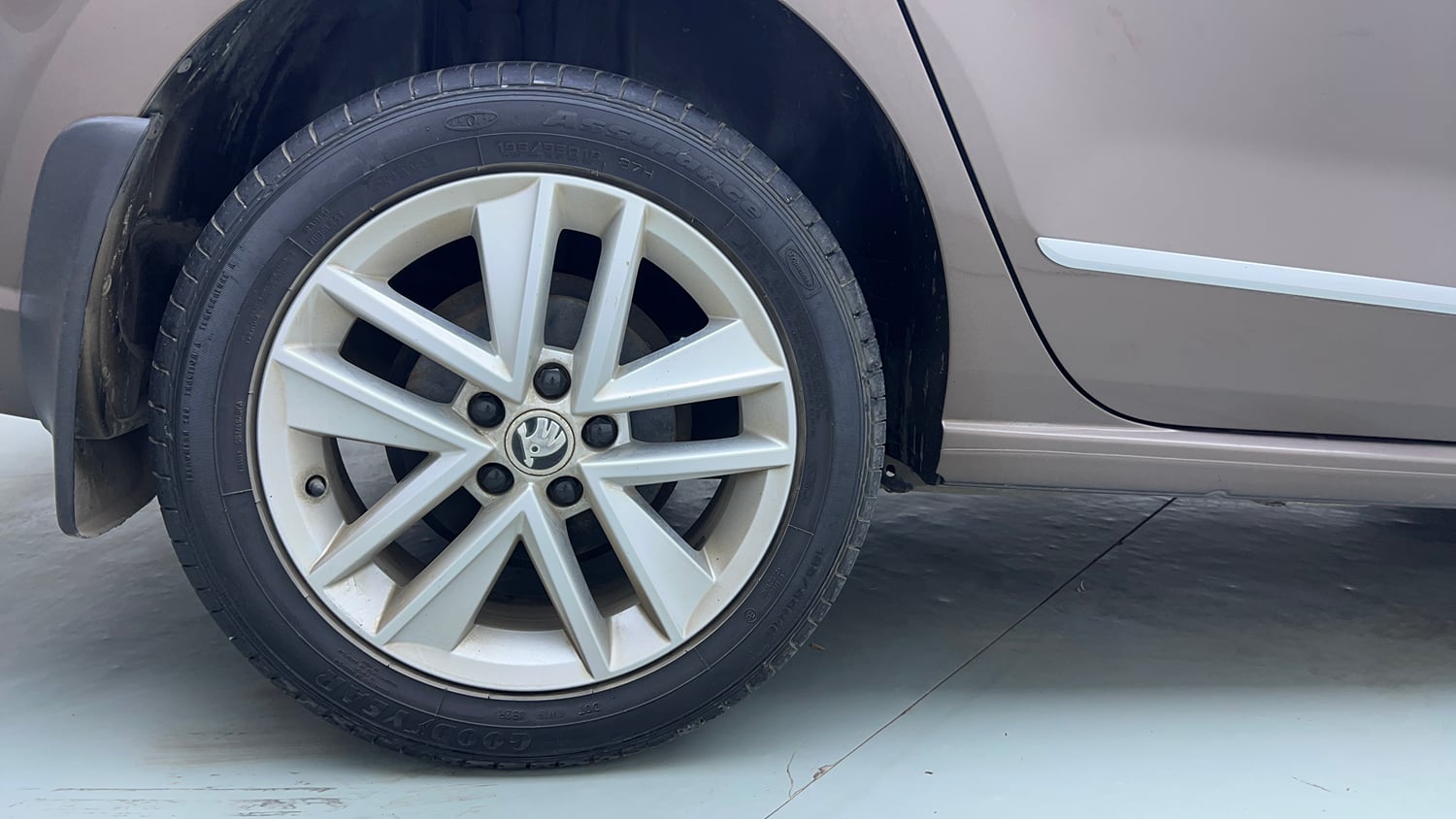 Used 2021 Skoda Rapid Style AT Petrol Automatic tyres RIGHT REAR TYRE RIM VIEW