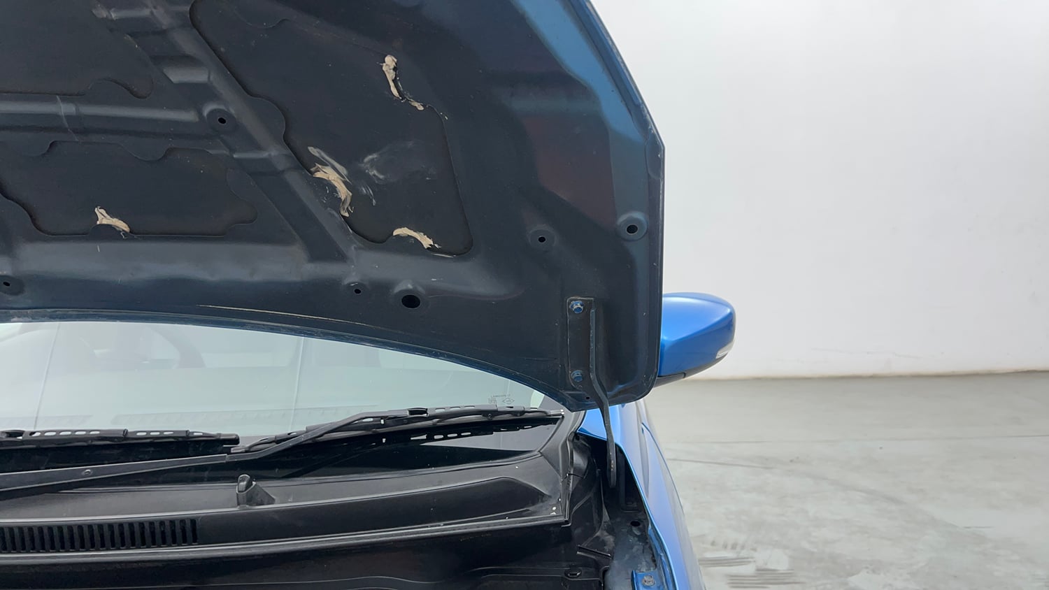 Used 2015 Maruti Suzuki Celerio ZXi Opt Petrol Manual engine ENGINE LEFT SIDE HINGE & APRON VIEW