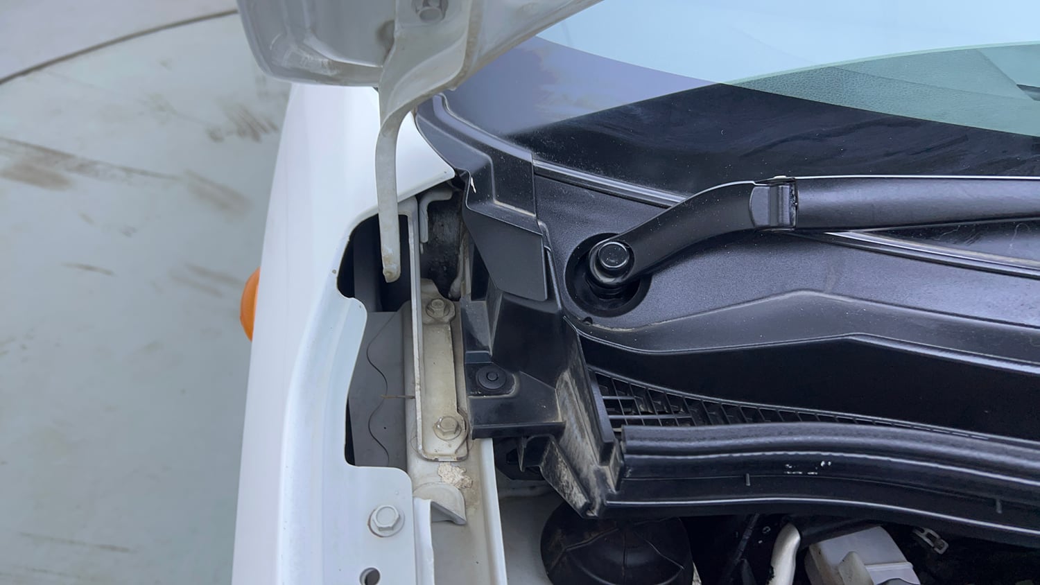 Used 2021 Maruti Suzuki Wagon R 1.0 VXi 1.0 AMT Petrol Automatic engine ENGINE RIGHT SIDE HINGE & APRON VIEW