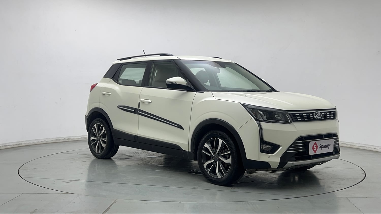 Used 2021 Mahindra XUV 300 1.5 W8 (O) Diesel Manual exterior RIGHT FRONT CORNER VIEW
