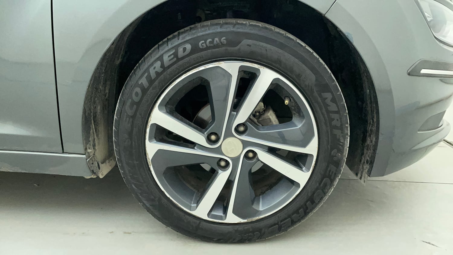 Used 2023 Tata Altroz XZ Plus (S) Petrol Manual tyres RIGHT FRONT TYRE RIM VIEW