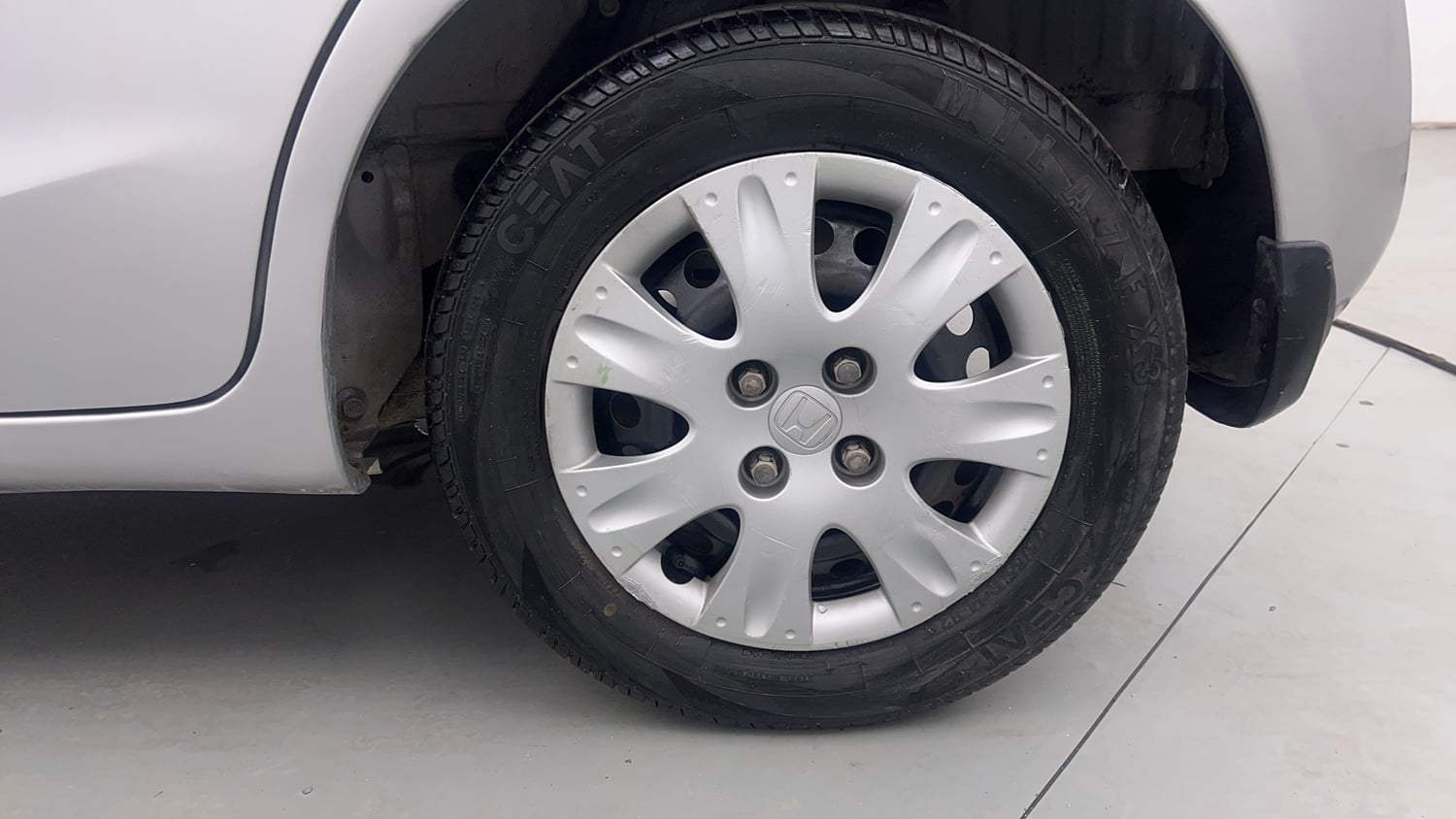 Used 2013 Honda Brio S MT Petrol Manual tyres LEFT REAR TYRE RIM VIEW