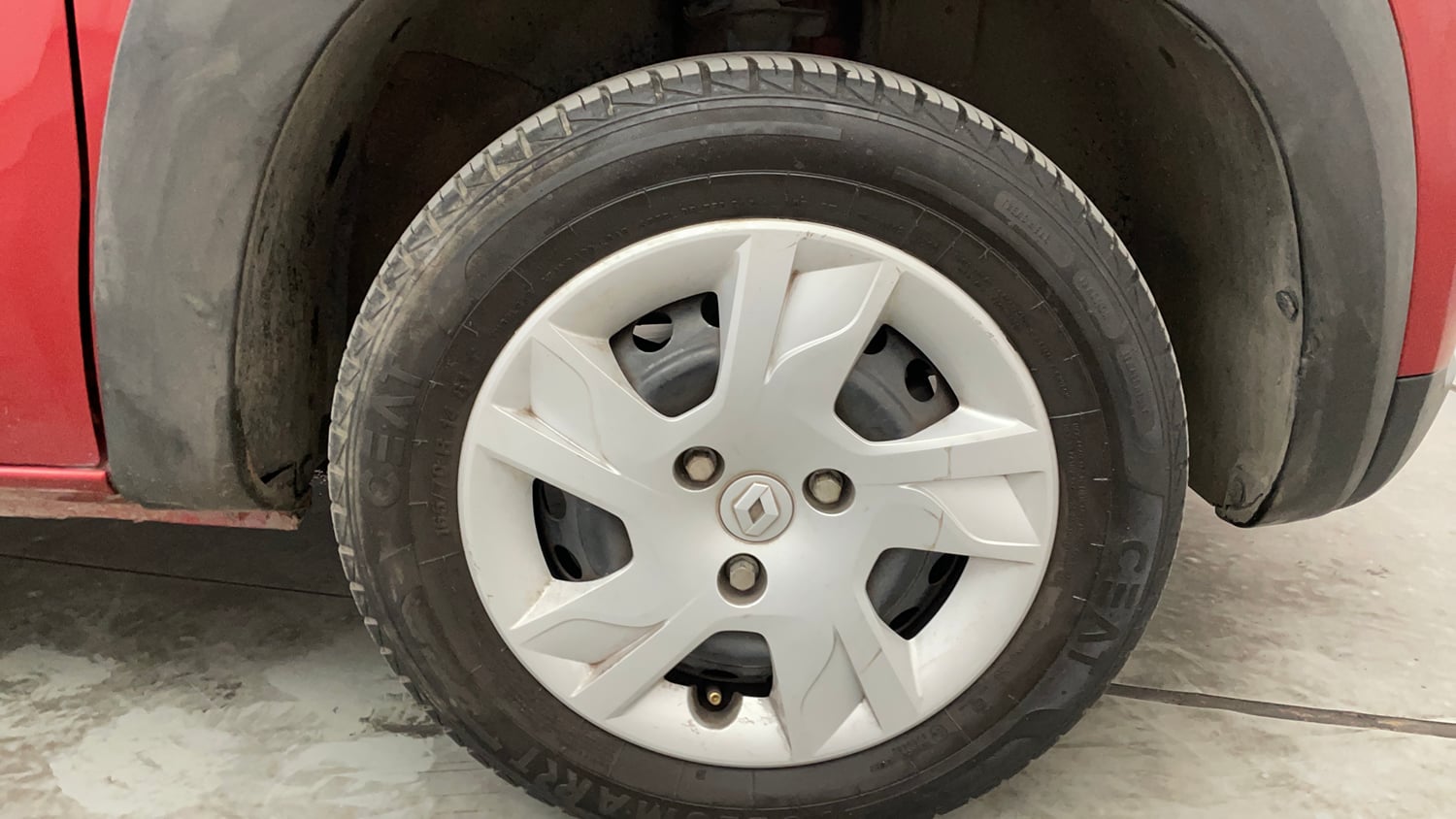 Used 2024 Renault Kwid RXL (O) 1.0 Petrol Manual tyres RIGHT FRONT TYRE RIM VIEW