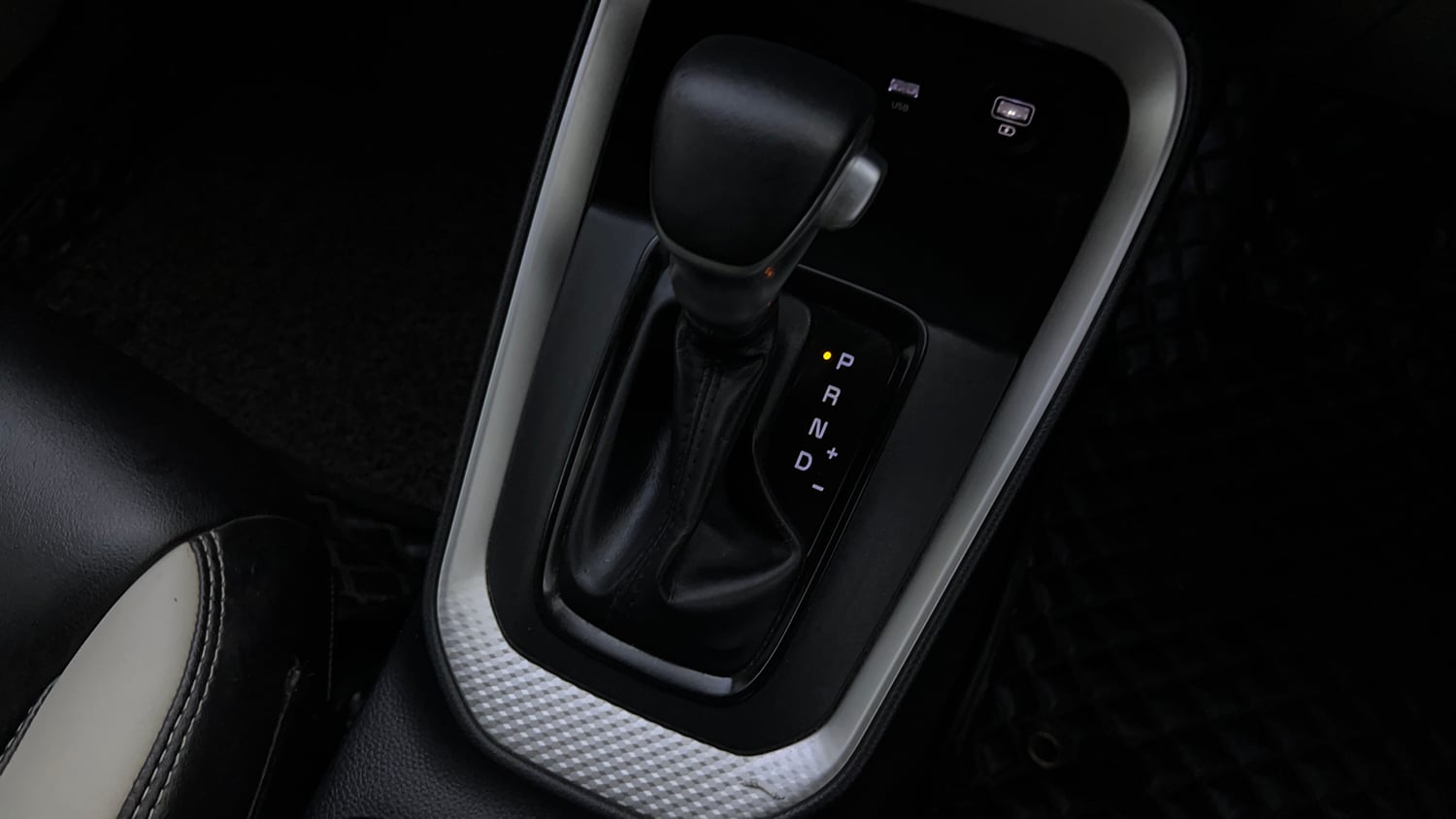 Used 2022 Kia Sonet HTX 1.5 AT Diesel Automatic interior GEAR  KNOB VIEW