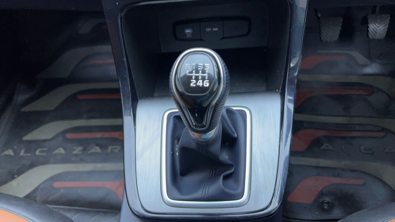 Used 2024 Hyundai Alcazar Executive 1.5 Petrol MT 7STR Petrol Manual interior GEAR  KNOB VIEW