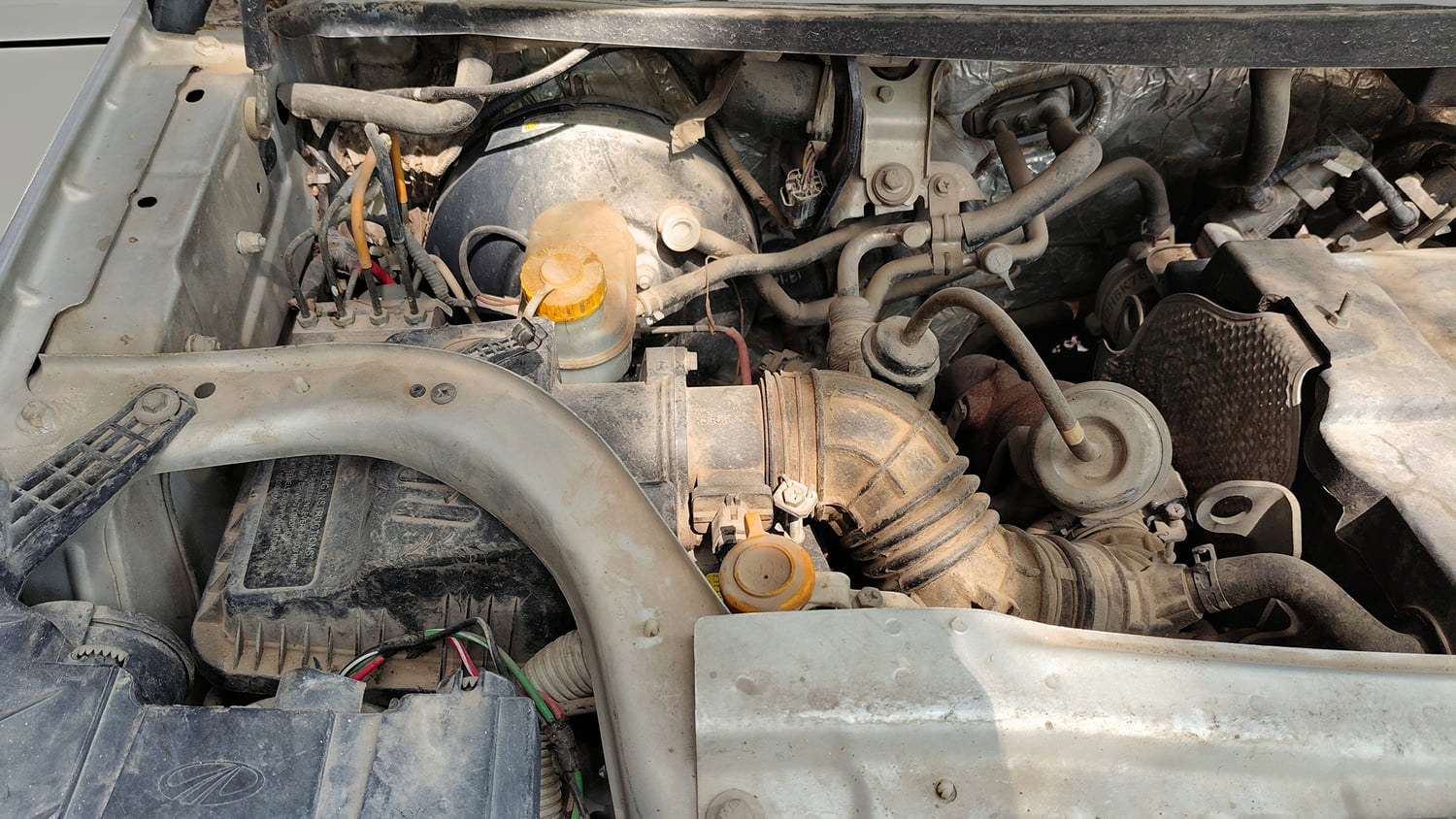 Used 2017 Mahindra TUV300 T8 mHAWK100 Diesel Manual engine ENGINE RIGHT SIDE HINGE & APRON VIEW