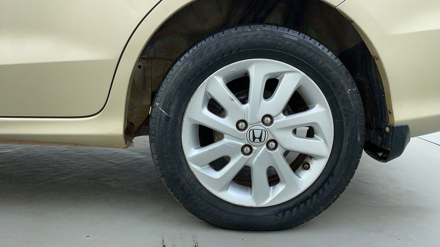 Used 2014 Honda Mobilio V Petrol Petrol Manual tyres LEFT REAR TYRE RIM VIEW