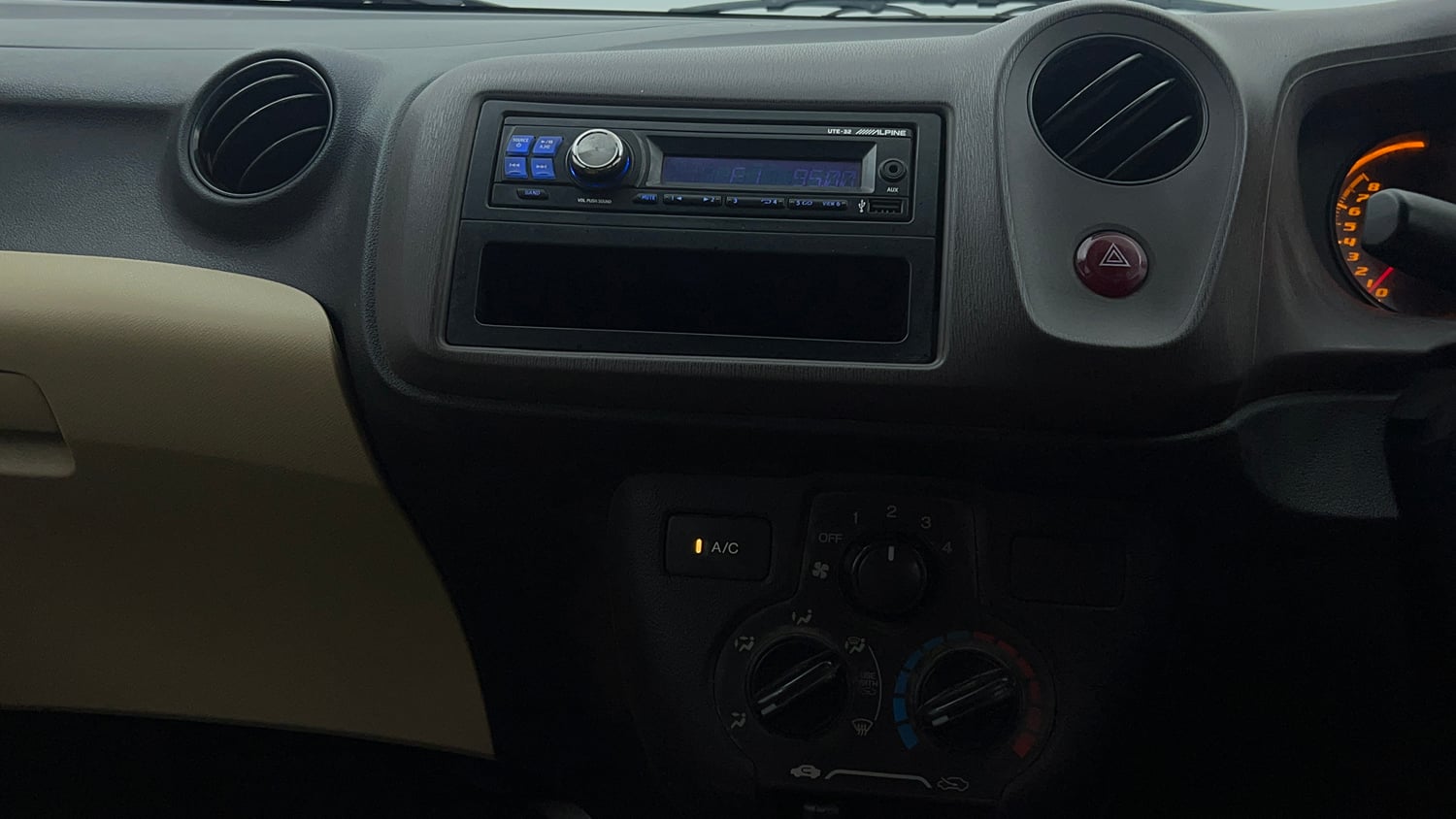 Used 2013 Honda Amaze 1.2 EX i-VTEC Petrol Manual top_features Integrated (in-dash) music system