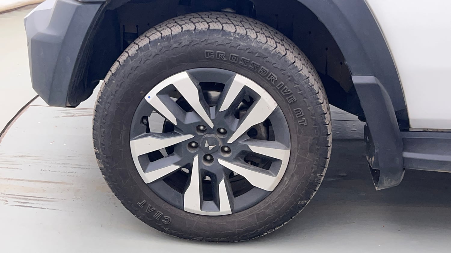 Used 2025 Mahindra Thar Roxx AX7 L Diesel AT 4WD Diesel Automatic tyres LEFT FRONT TYRE RIM VIEW