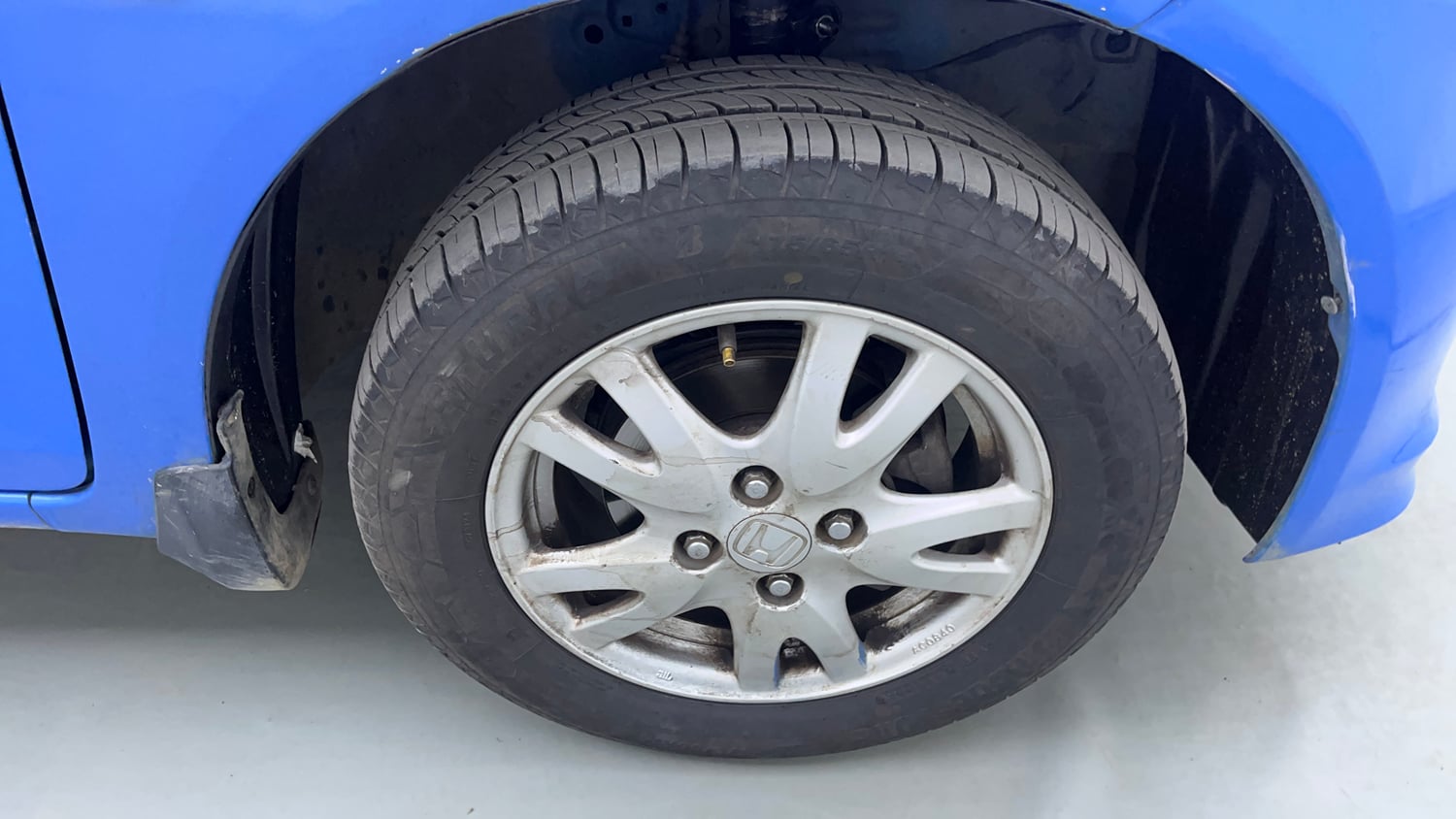 Used 2013 Honda Brio V MT Petrol Manual tyres RIGHT FRONT TYRE RIM VIEW