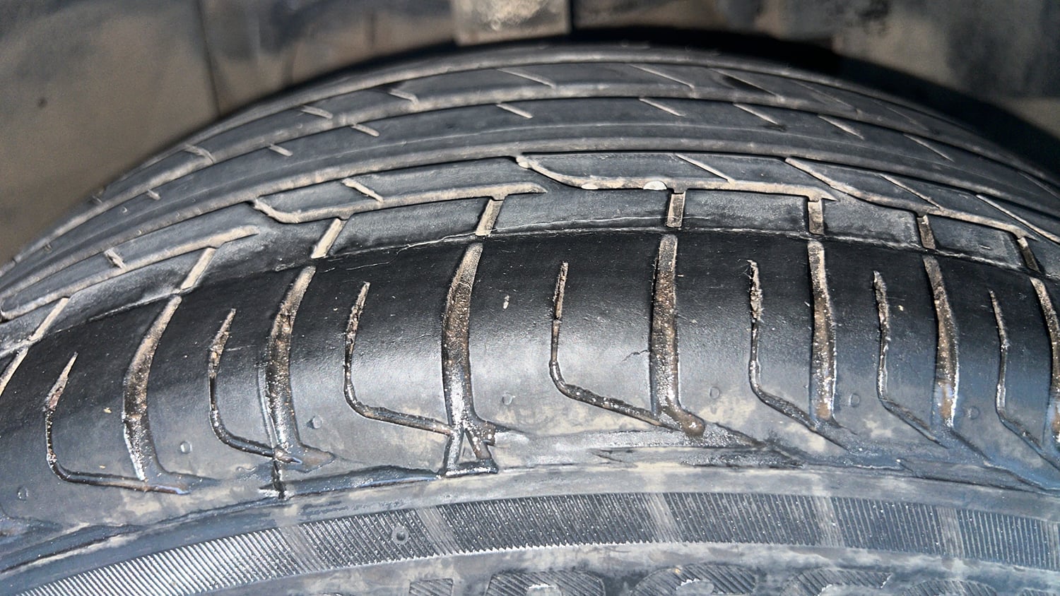 Used 2024 Tata Nexon Fearless Plus 1.2 Revotron Petrol 7DCA DT Petrol Automatic tyres RIGHT FRONT TYRE TREAD VIEW