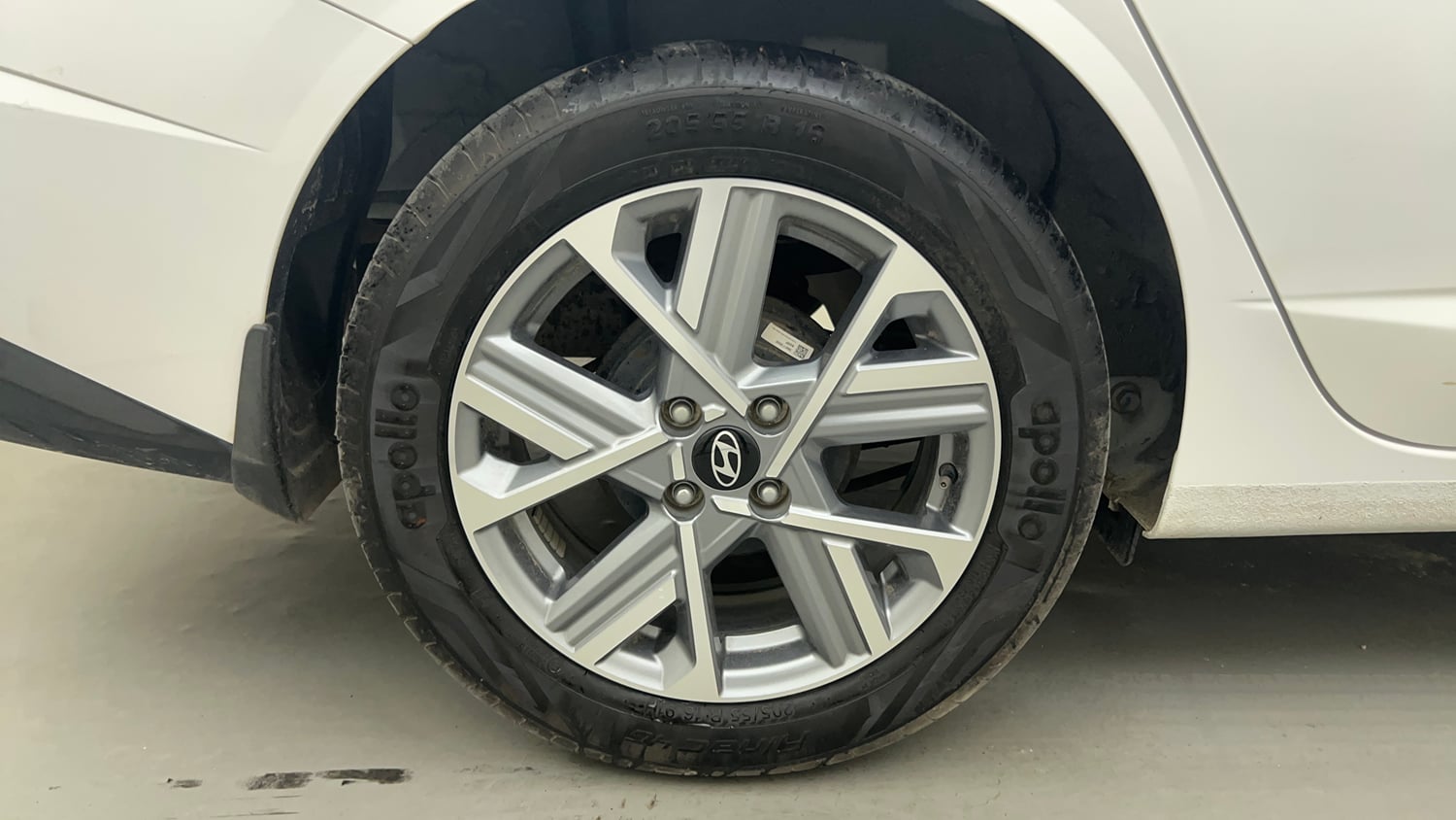 Used 2024 Hyundai Verna SX 1.5 Petrol MT Petrol Manual tyres RIGHT REAR TYRE RIM VIEW
