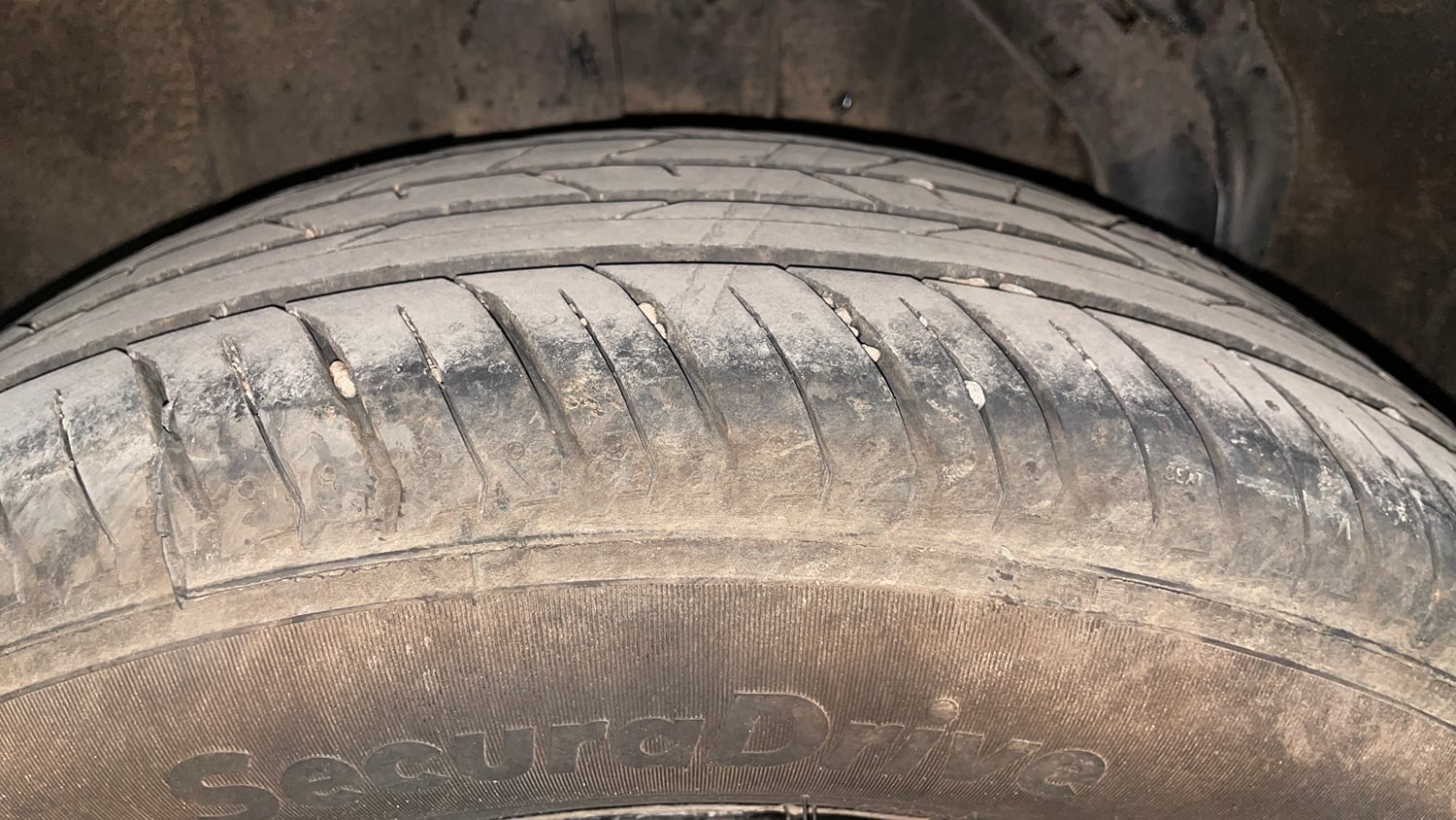 Used 2025 Nissan Magnite N-Connecta HRAO 1.0 Turbo Petrol CVT Petrol Automatic tyres RIGHT REAR TYRE TREAD VIEW
