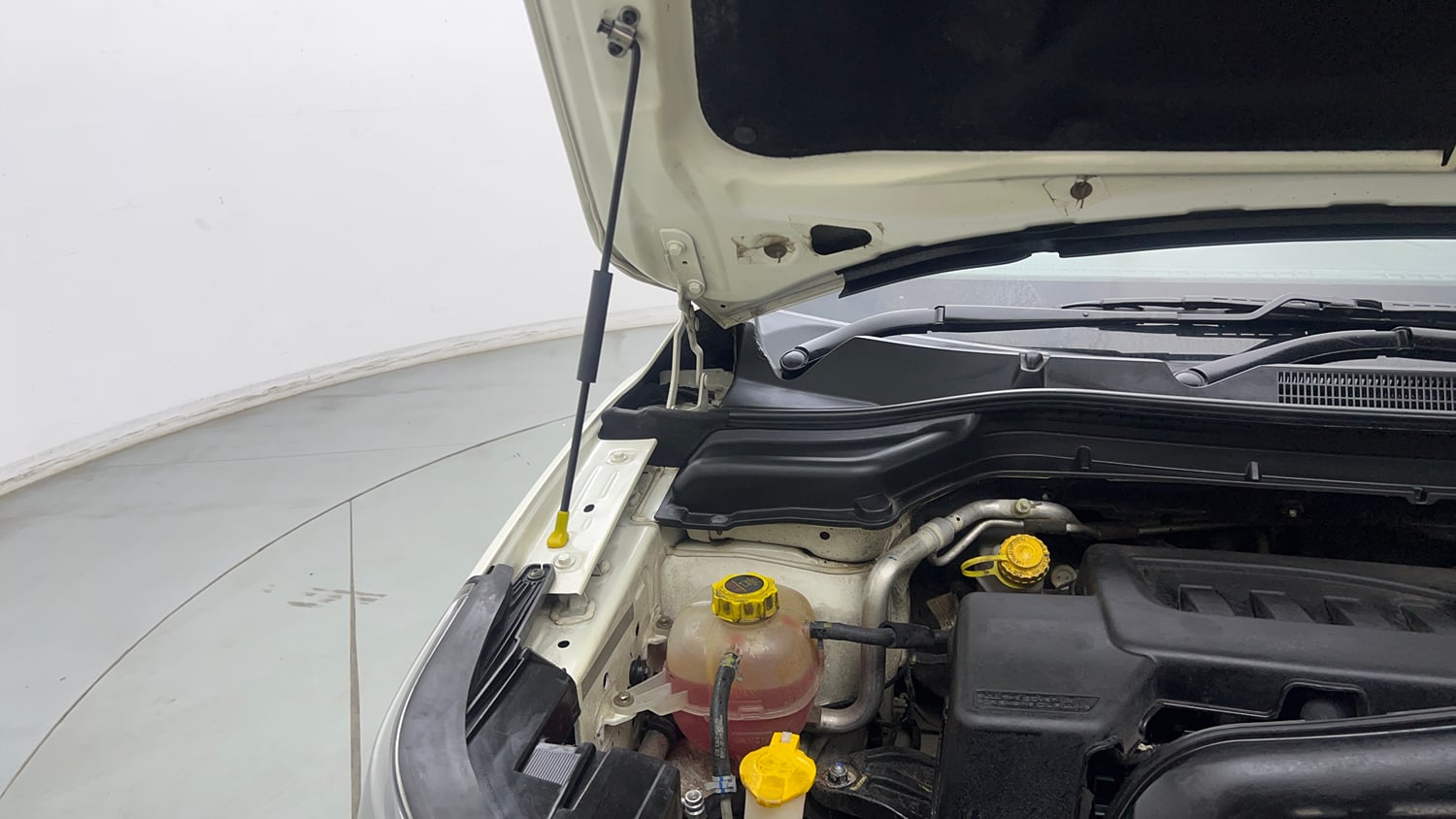 Used 2021 Mahindra XUV 300 1.5 W8 (O) Diesel Manual engine ENGINE RIGHT SIDE HINGE & APRON VIEW