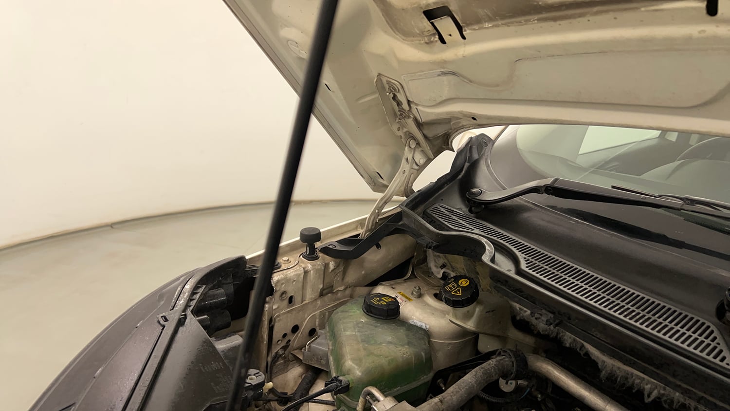 Used 2014 Ford EcoSport Titanium 1.5 TDCi (Opt) Diesel Manual engine ENGINE RIGHT SIDE HINGE & APRON VIEW