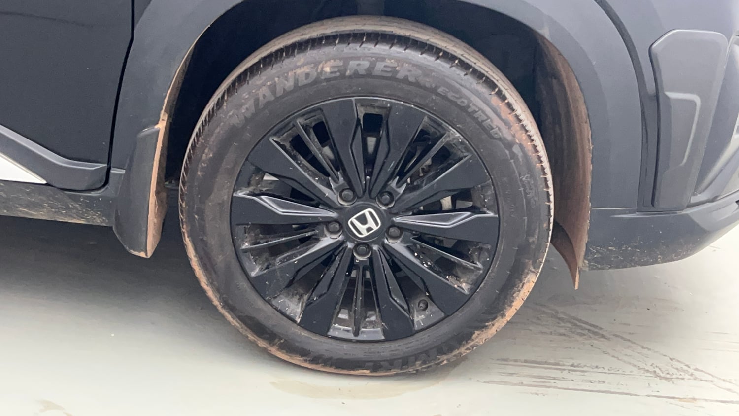 Used 2025 Honda Elevate Black Edition ZX MT Petrol Manual tyres RIGHT FRONT TYRE RIM VIEW