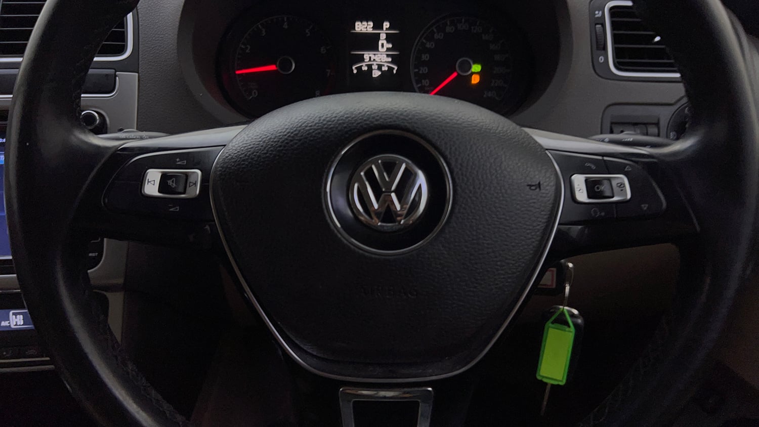 Used 2016 Volkswagen Vento Highline 1.2 (P) AT Petrol Automatic top_features Airbags