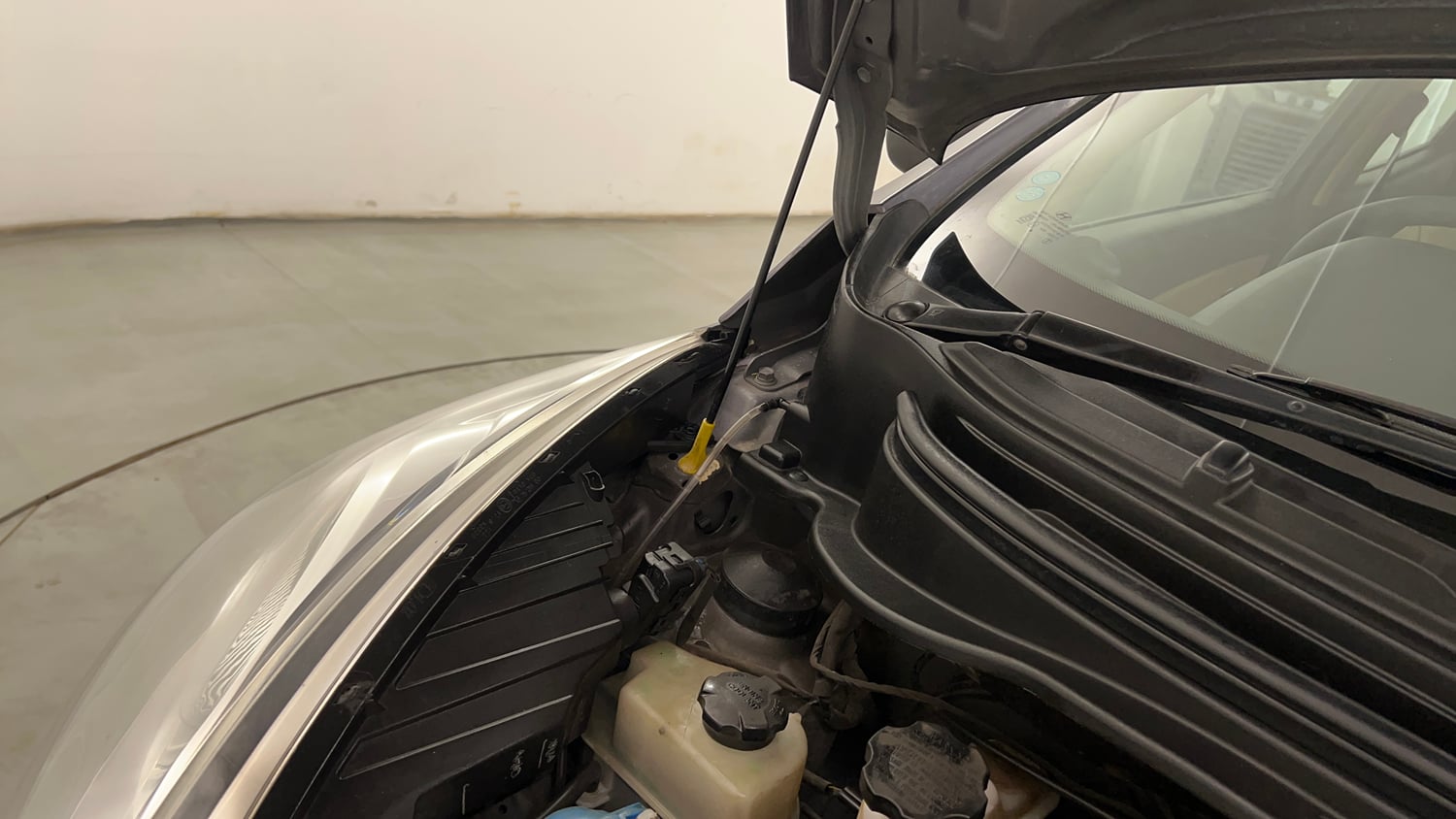 Used 2019 Hyundai Eon Era + Petrol Manual engine ENGINE RIGHT SIDE HINGE & APRON VIEW