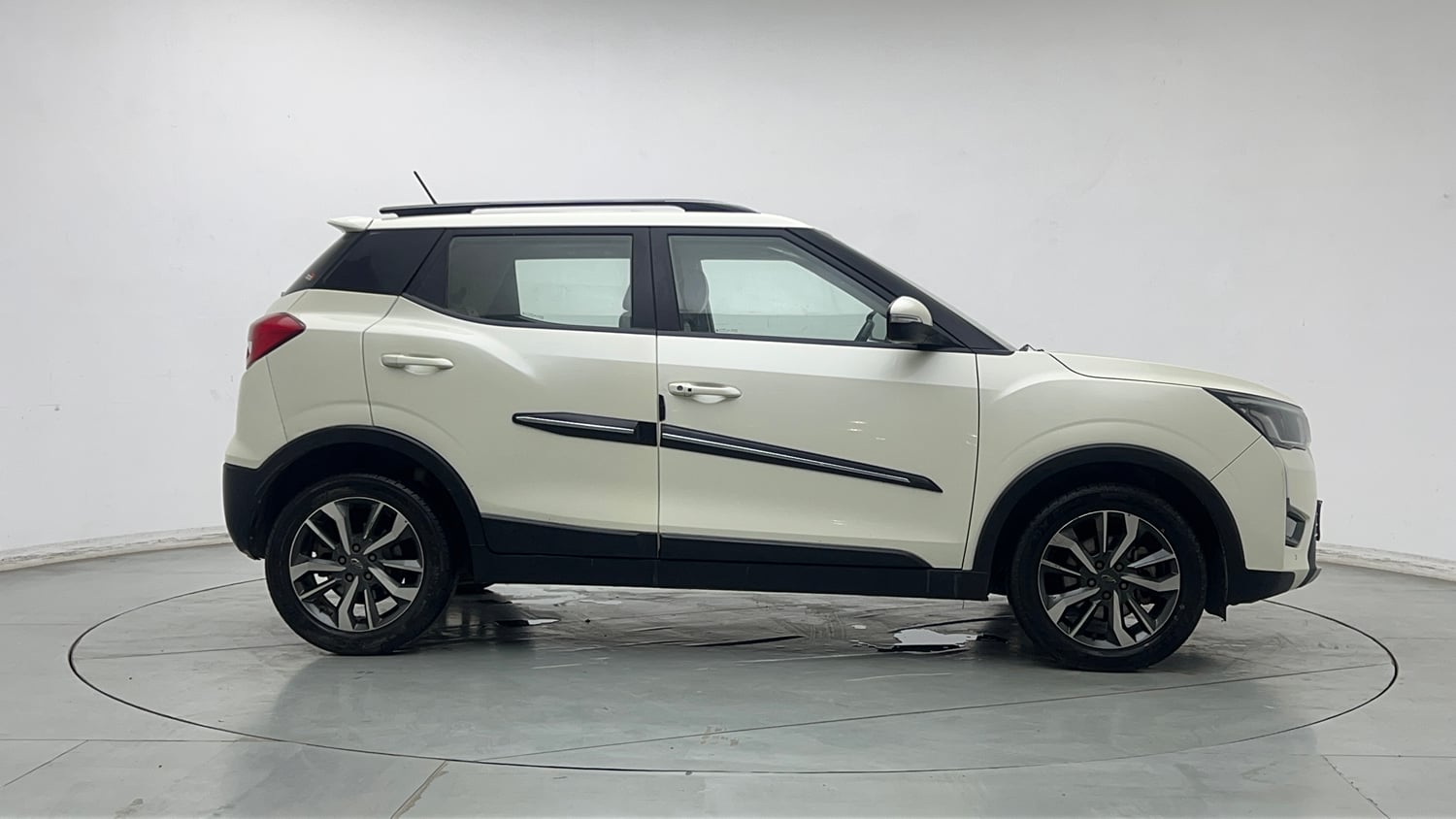 Used 2021 Mahindra XUV 300 1.5 W8 (O) Diesel Manual exterior RIGHT SIDE VIEW