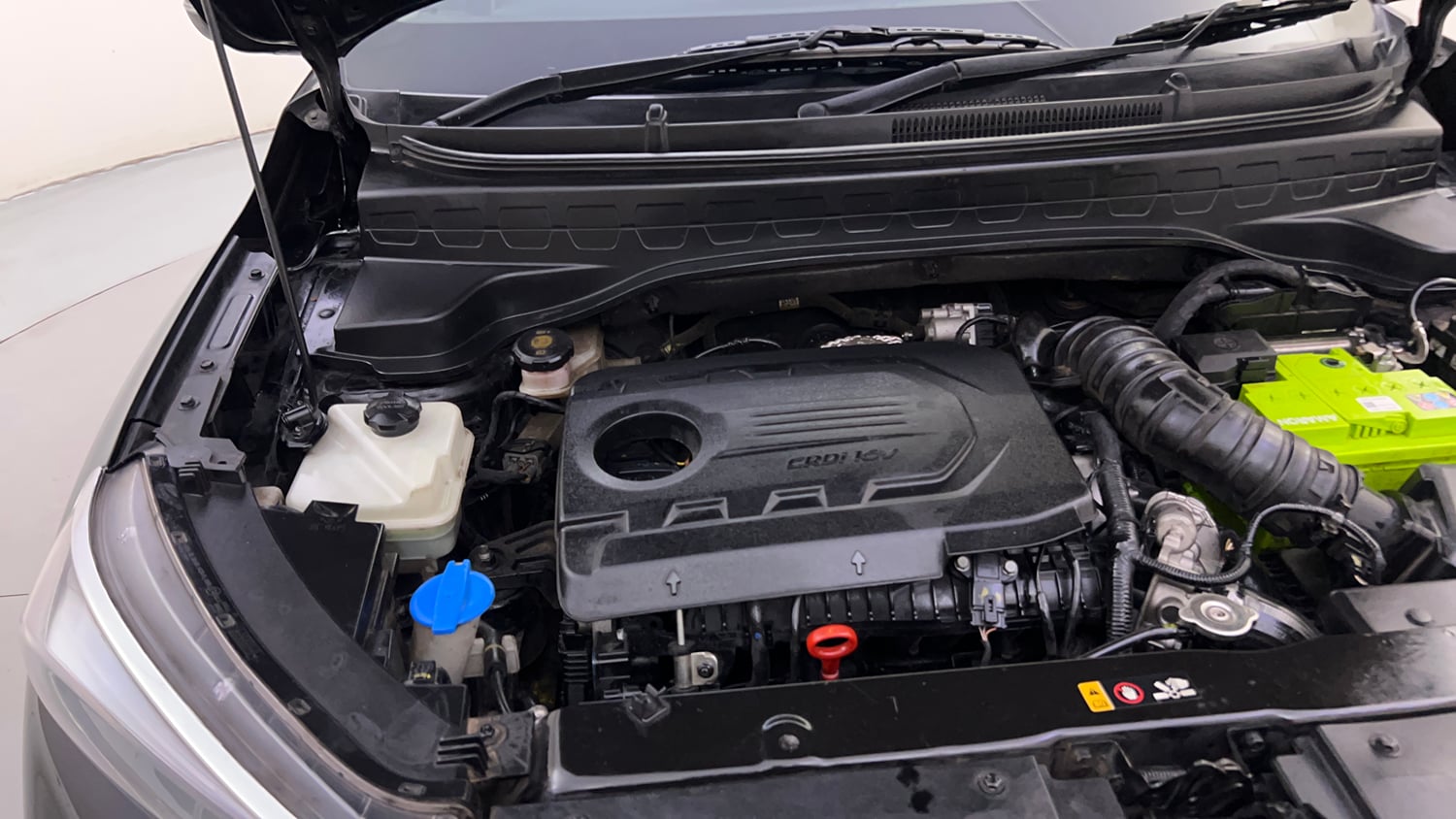 Used 2022 Kia Sonet HTX 1.5 AT Diesel Automatic engine ENGINE RIGHT SIDE HINGE & APRON VIEW